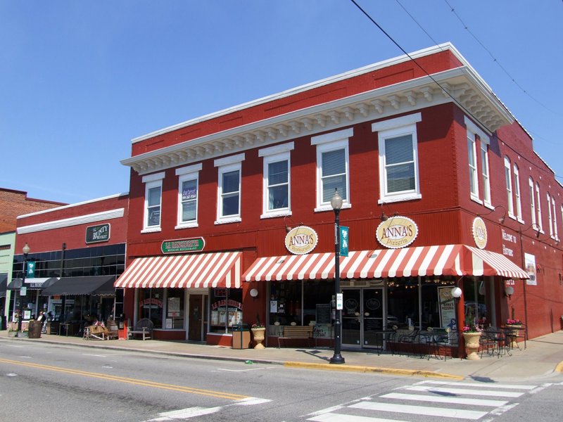 Downtown Apex, North Carolina storefronts including Anna’s Pizzeria.